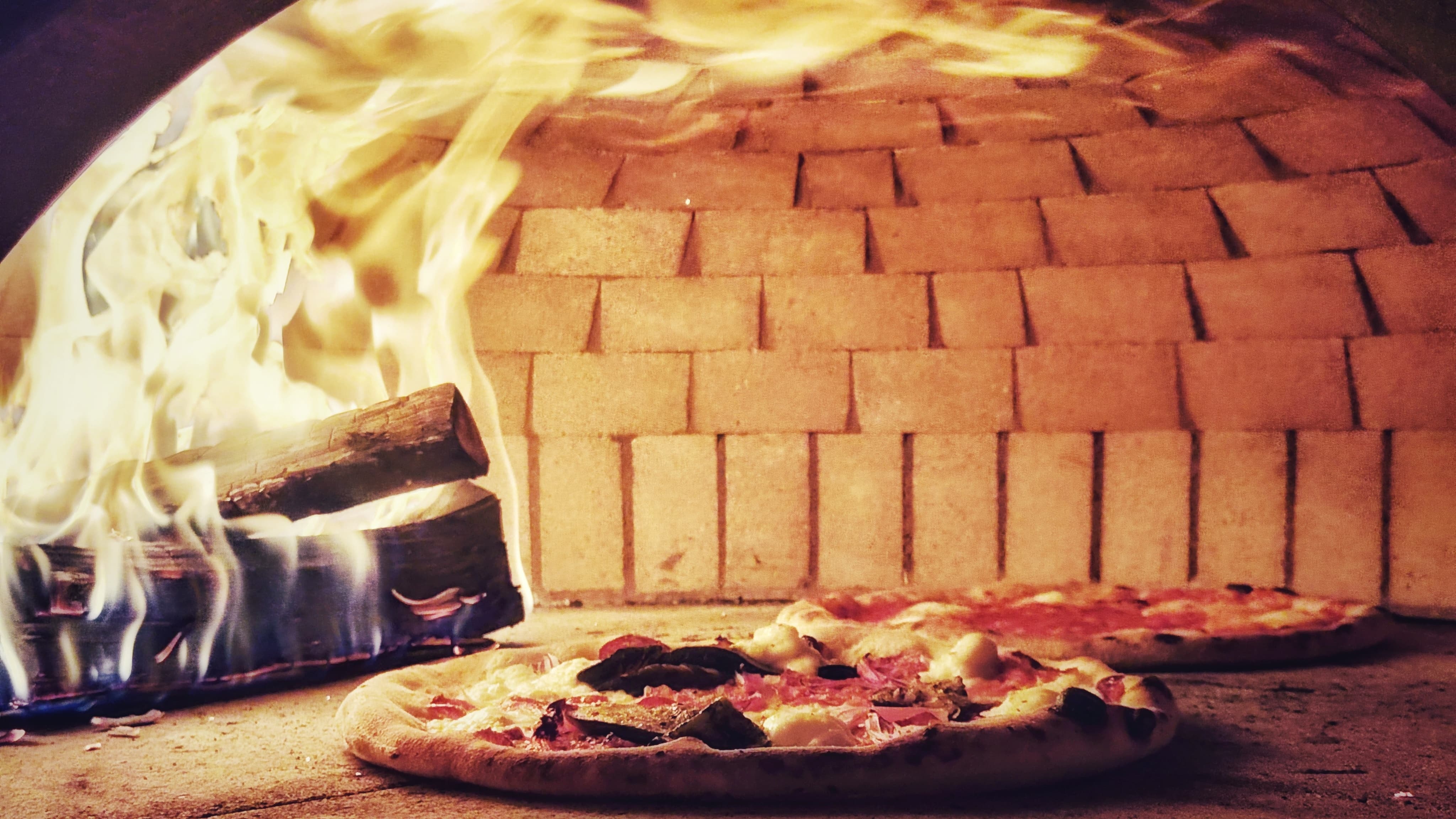 Pizza pieczona w piecu opalanym drewnem