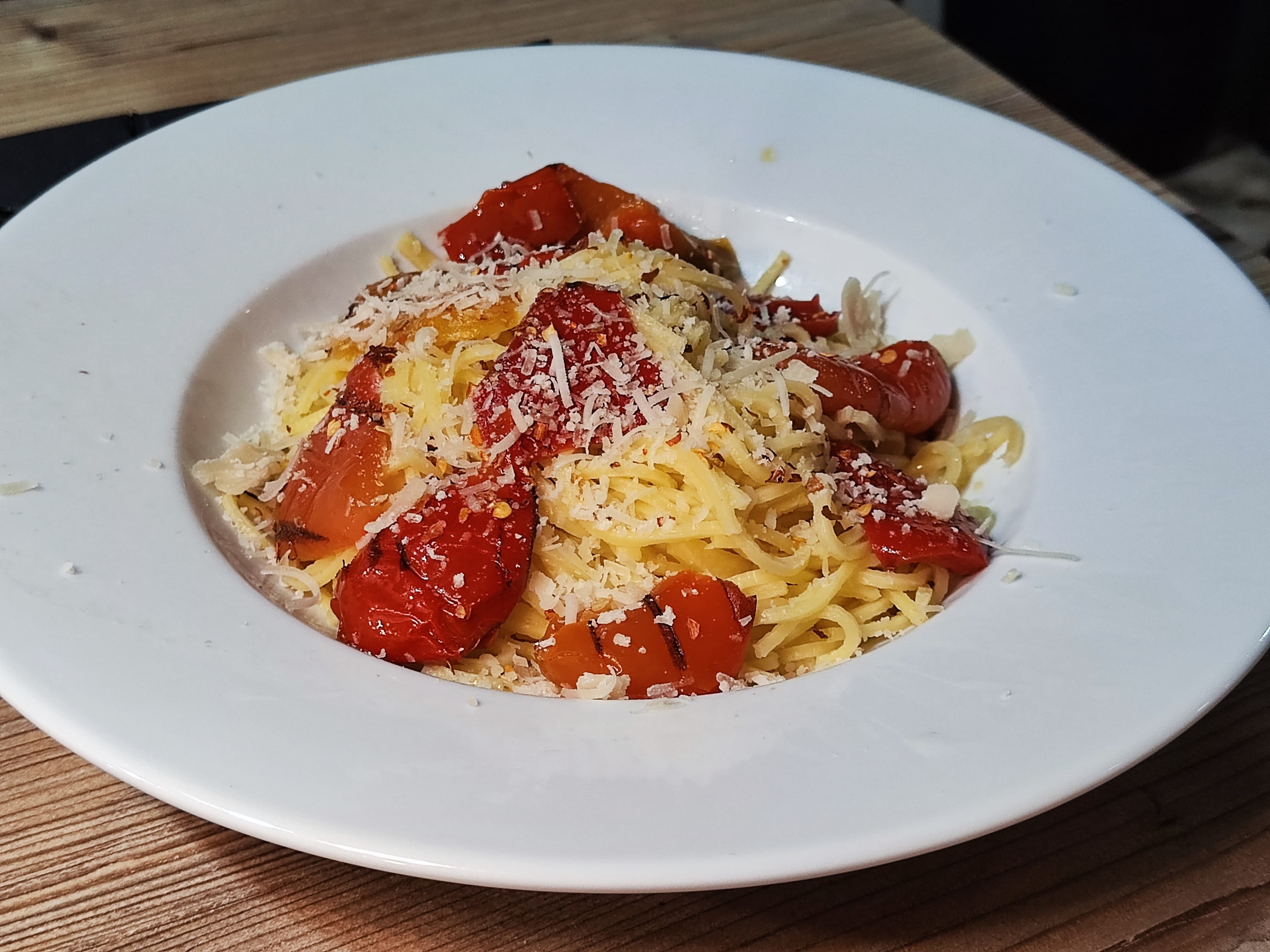 Spaghetti z grillowanymi pomidorkami i parmezanem
